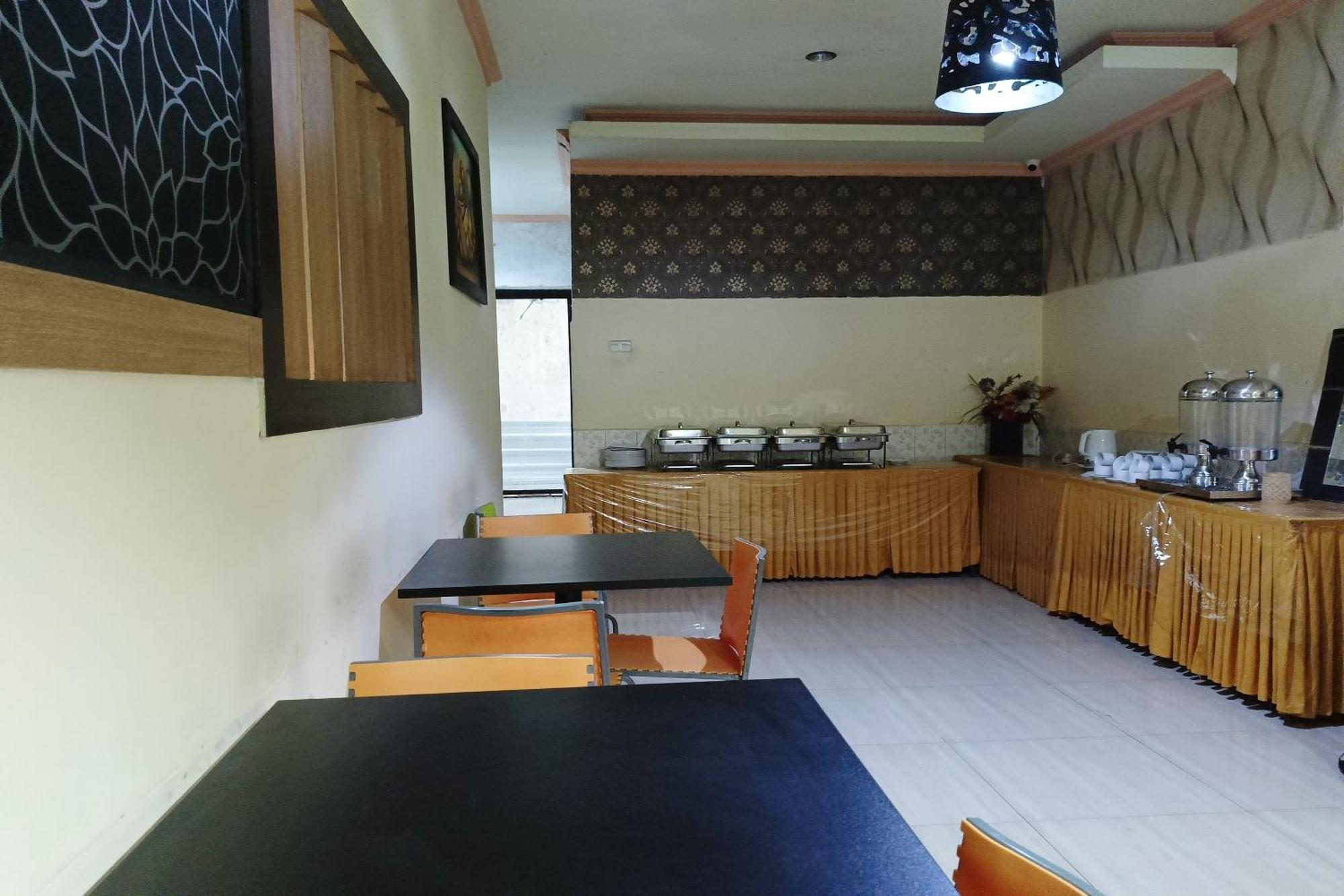 Oyo 93665 Puri Homestay Kendari Exterior foto